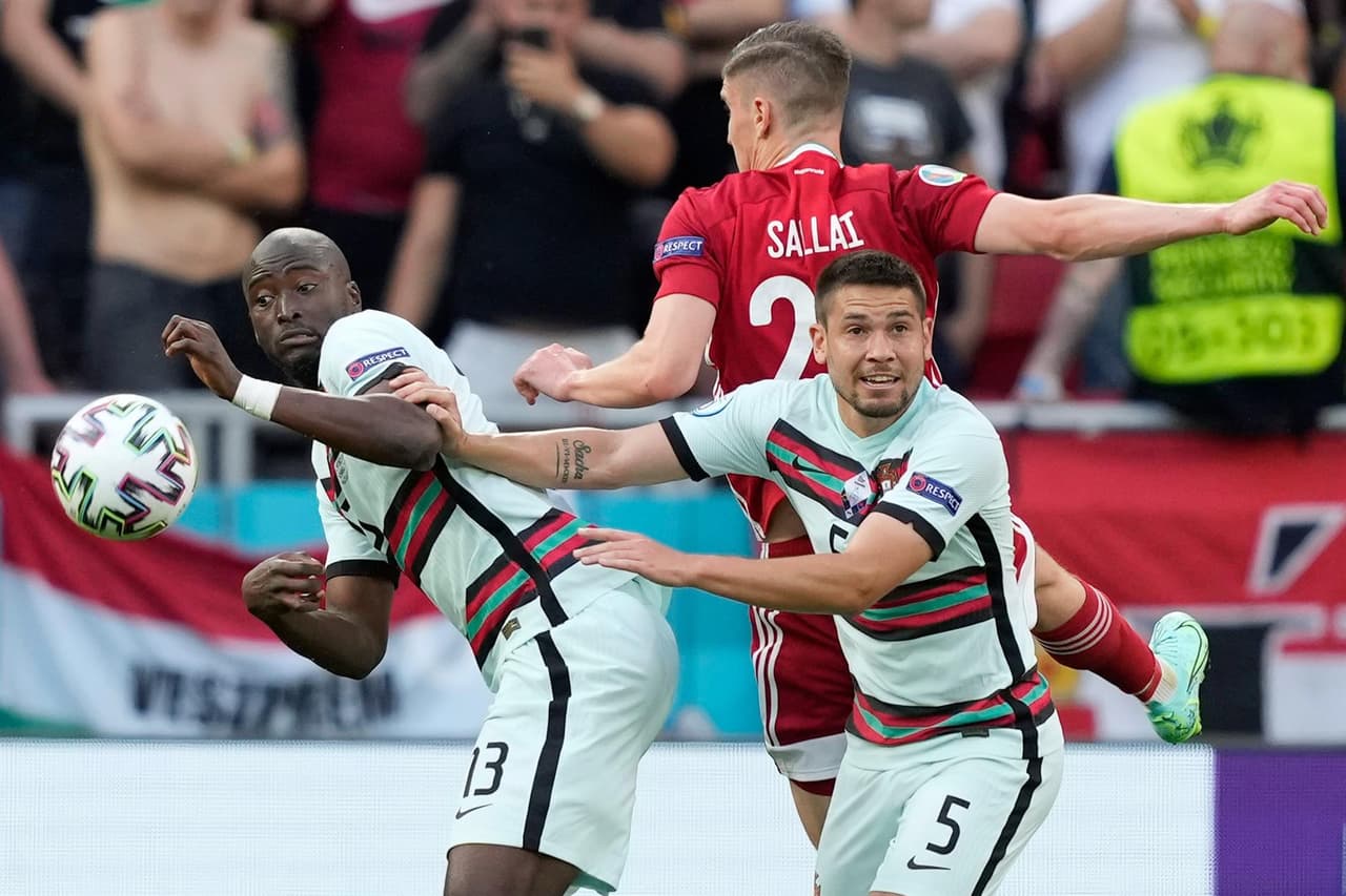 Portugal salva el resultado y derrota a Hungría 3-0 durante el partido del Grupo F en la Euro 2020. La primera parte del partido empataban a cero, pero Raphael Guerreiro ponía el primer tanto al minuto 84 y Cristiano Ronaldo se encargó de cerrar el partido con doblete, sumando los primeros tres puntos para los lusos.