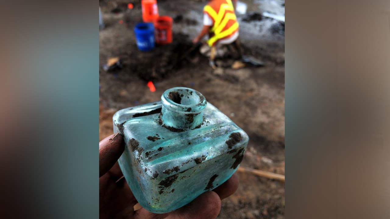 Los Arqueólogos muestran un tintero de vidrio soplado de aquella época. Los objetos desenterrados se exhibirán más adelante en museos del área de Houston.