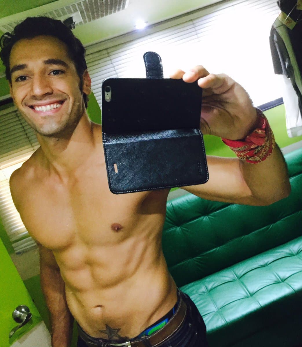 Se nota que el tiempo que dedica a ejercitarse le ha rendido excelentes frutos, pues se encuentra en plena forma física.