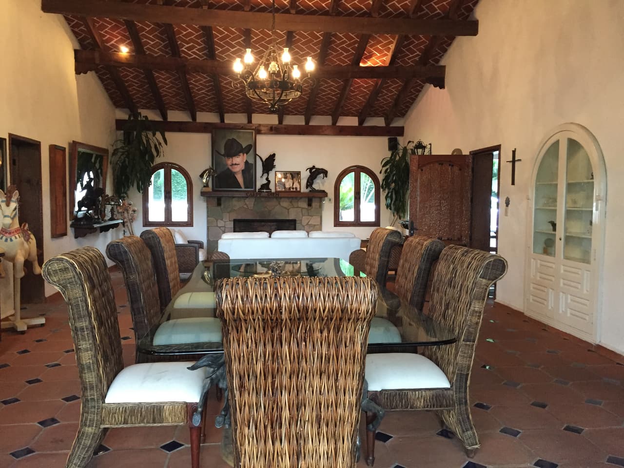 Toda casa revela mucho de la personalidad de quien la habita y el hogar de Joan Sebastian no es la excepción. Recorre con nosotros el lugar donde "El Huracán del Sur" pasó sus últimos años de vida.