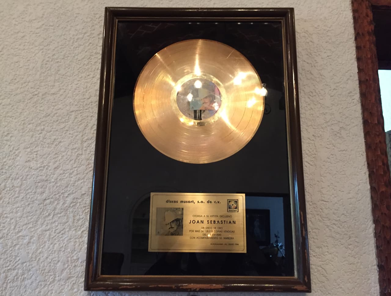 A lo largo de su carrera Joan acumuló muchos premios y es el cantante mexicano con más Premios Grammy, ganó doce.