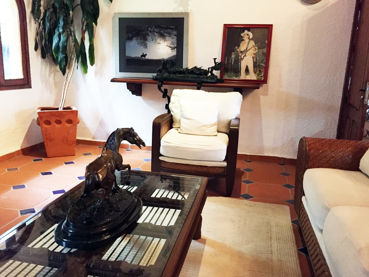 En la sala están los elementos más importantes en la vida del cantante originario de Juliantla, Guerrero.