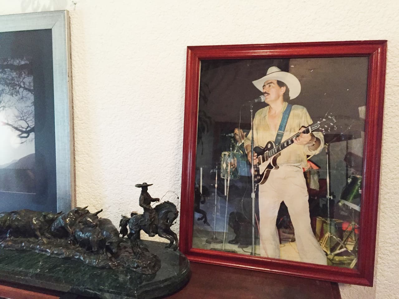 La música definía la vida de Joan y a lo largo de los cuartos y pasillos hay recuerdos de sus mejores momentos en el escenario.