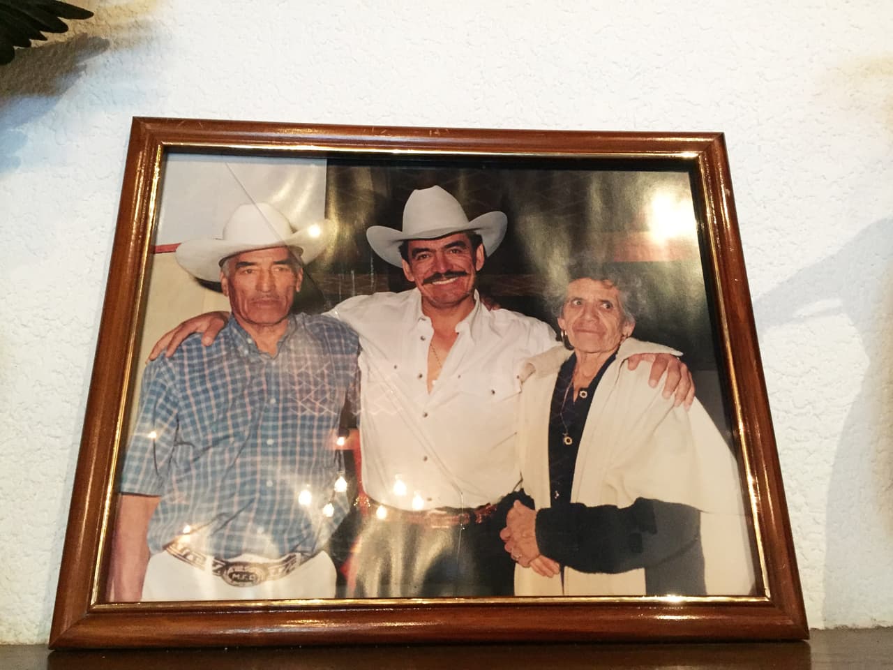 Sus padres, Celia y Marcos Figueroa, no pueden faltar en esta área de la casa.