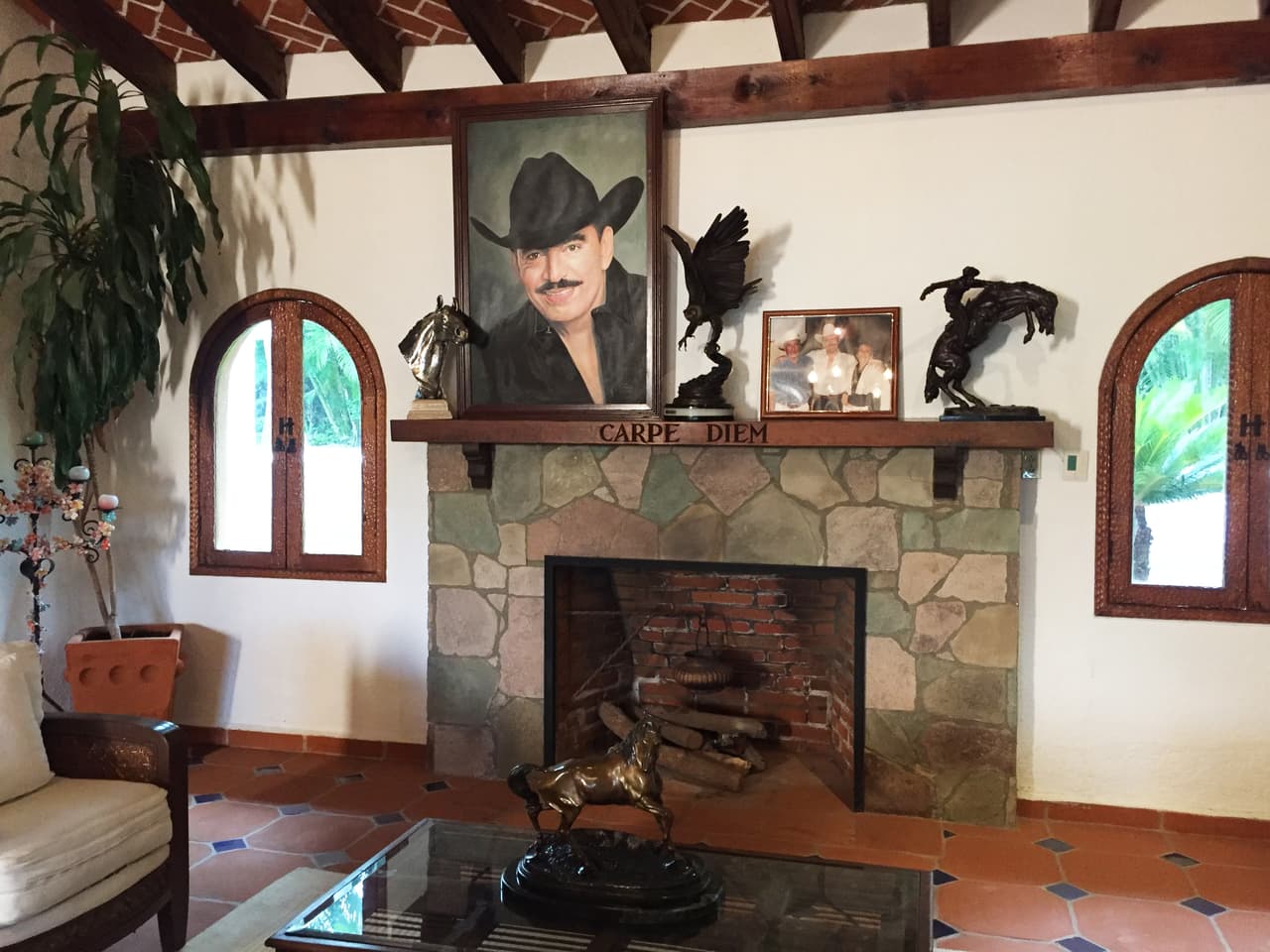 Esta casa está ubicada en Cuernavaca, Morelos en México y Joan la compró para que, cuando él no estuviera, su hijo Julián pudiera quedársela.