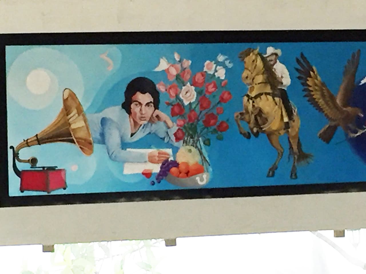 Dentro de la sala donde se encuentran las monturas se puede observar una pintura donde vemos al cantante en distintos momentos de su vida.