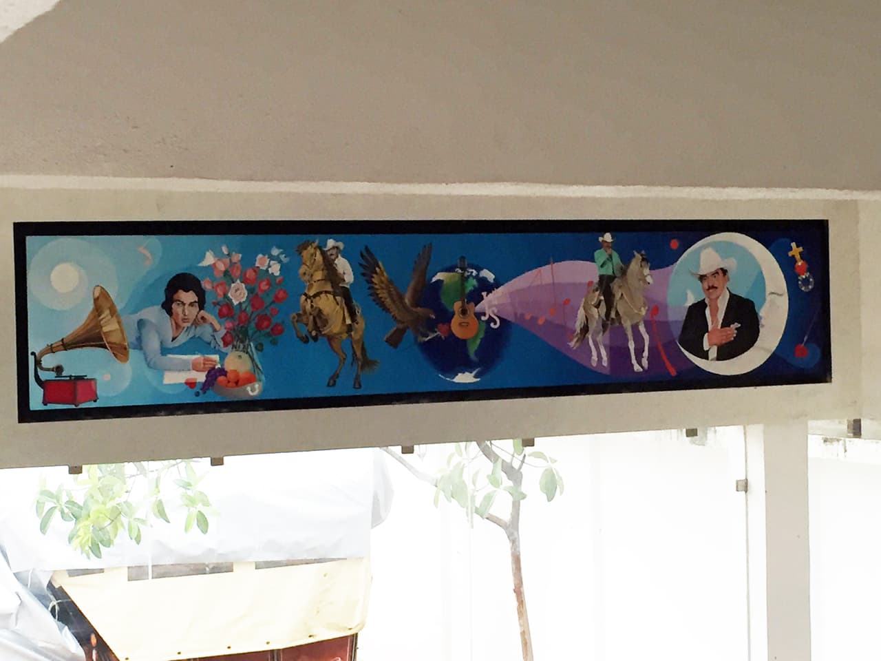 En la obra también están sus animales favoritos, el caballo y el águila. El cantante se identificaba con las águilas pues, como decía en sus redes sociales: "¡nací con alas como las águilas o tal vez como Los cuervos!"