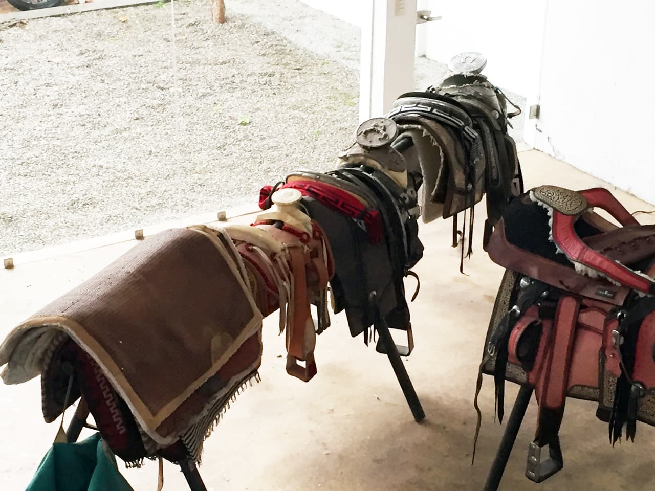 El cantante tenía monturas con herraje de plata y piteadas. El piteado es un trabajo artesanal que se realiza con pita, una fibra natural que se extrae del agave.