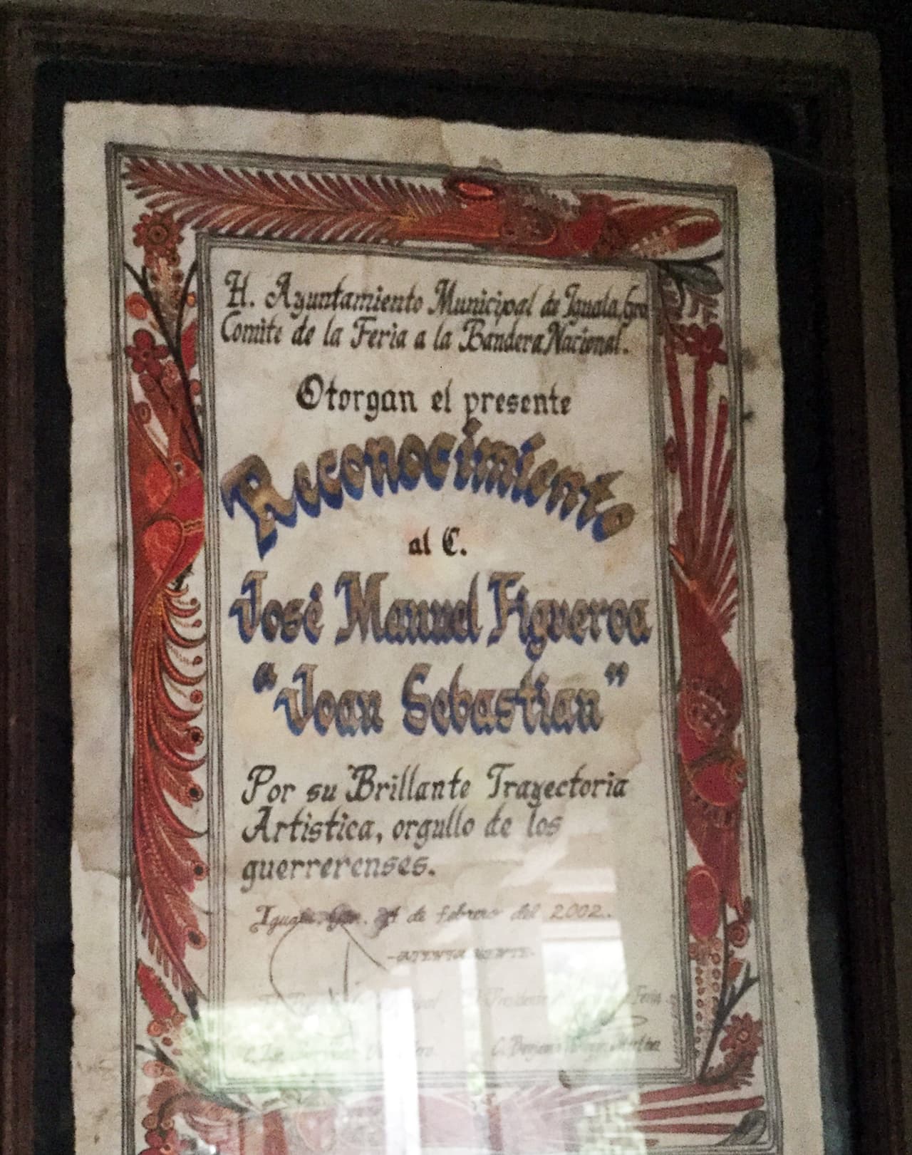 Los reconocimientos también tienen un lugar especial en este hogar. Aquí vemos uno que le dio el gobierno de su natal Guerrero por su trayectoria artística.