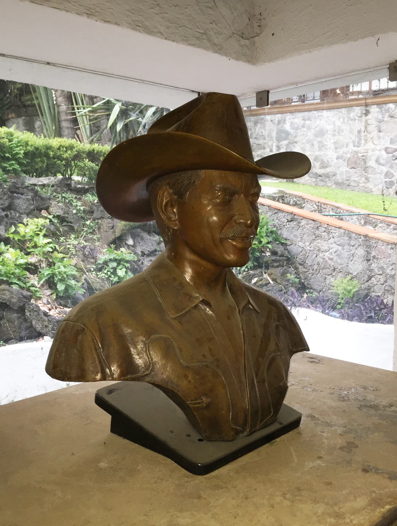 Todos lo recordamos con sus botas, sombrero y guitarra.