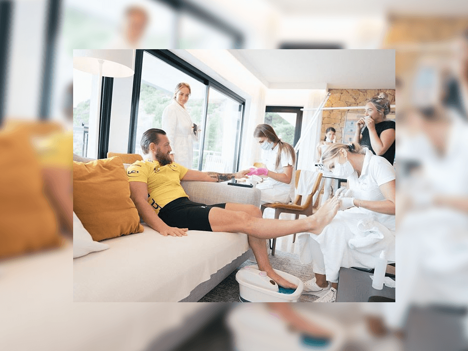 A pesar de estar de vacaciones, el ex luchador se prepara y también se relaja.