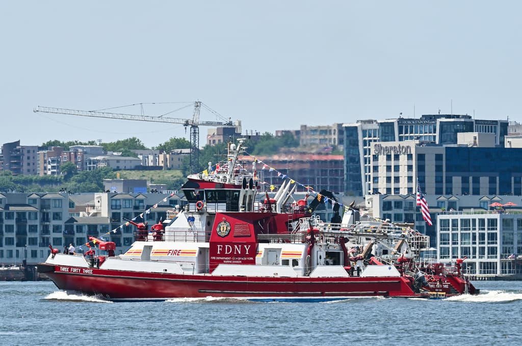El barco de bomberos Three Forty Three del Departamento de Bomberos de Nueva York participa en el desfile naval Sail4th 250 en el río Hudson de la ciudad de Nueva York el sábado 4 de julio de 2026. (Foto de Evan Agostini/Invision/AP)