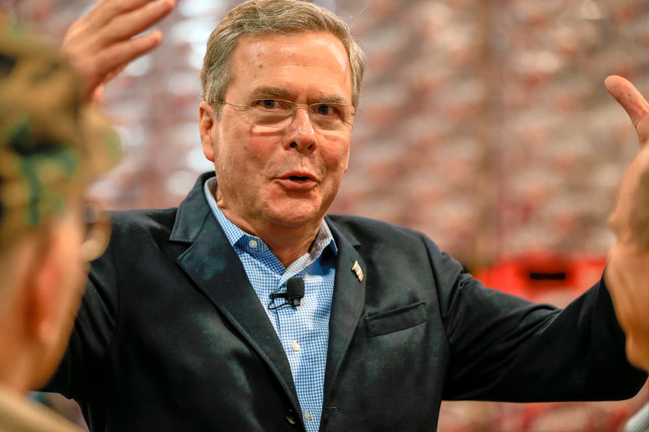 Jeb Bush agradece a simpatizantes con golpes de pecho 