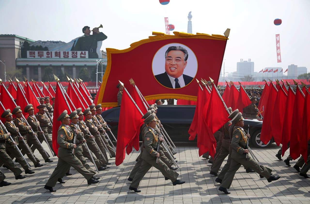El desfile militar celebra el "Día del Sol", el nombre oficial del día del nacimiento de Kim Il-sung (15 de abril de 1912 - 8 de julio de 1994), abuelo del actual dirigente nororeano.