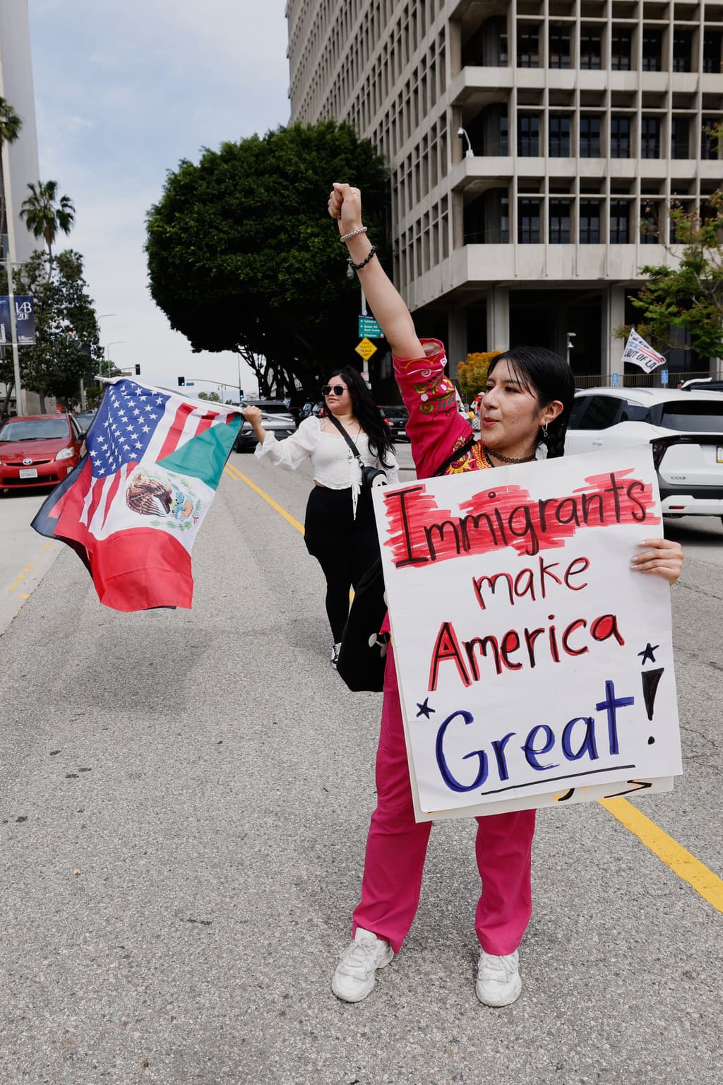 Miles de personas participan hoy, sábado 28 de marzo de 2026, enmanifestaciones "No Kings"en el sur de California, con concentraciones principales enLong BeachyDowntown Los Ángeles, como parte de una jornada nacional de acción no violenta contra las políticas de la administración del presidente Donald Trump.