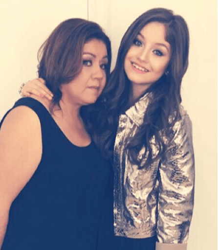 Su mamá la acompaña a todos sus shows y en internet es conocida como 'la señorita regañona'.