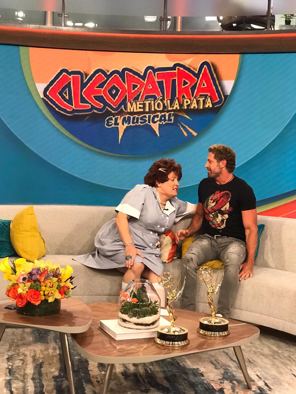 La mucama de Despierta América no se resistió a coquetearle al actor mexicano, quien solo le permitó un acercamiento porque Meche dijo tener origenes rusos y llevar Baeva como segundo apellido, al igual que su novia Irina.