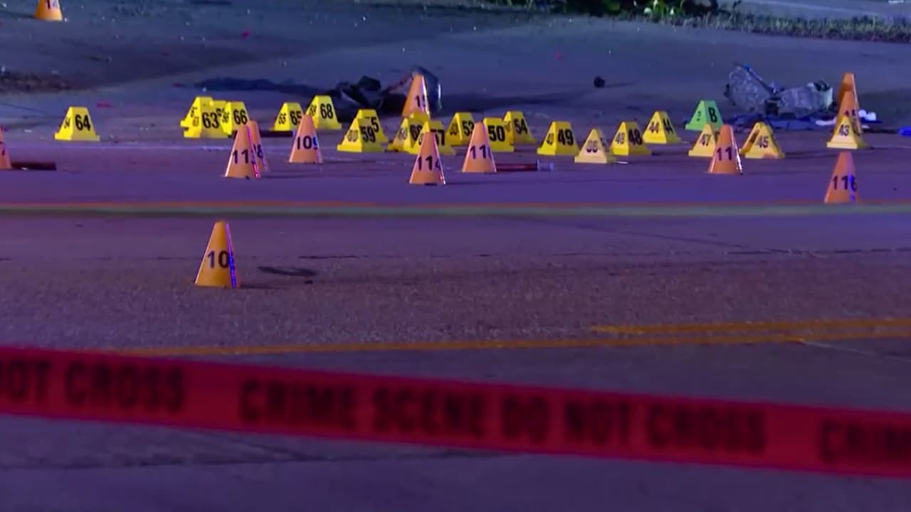 <h3 class="cms-H3-H3">Dos investigaciones en distintas ciudades</h3> Dallas encabeza la investigación sobre los disparos 
<b>porque el enfrentamiento terminó dentro de sus límites. </b>
<br>Sin embargo, 
<b>sus agentes no participaron en el intercambio de disparos. </b>
<br>Tampoco lo hicieron
<b> los policías de Plano. </b>
<br>The Colony, por su parte, 
<b>dirige la investigación sobre el robo que originó el operativo. </b>
<br>La identidad del sospechoso 
<b>no ha sido revelada. </b>
<br>
<b>Tampoco se ha confirmado qué cargos enfrentará,</b> si había otras personas involucradas ni qué ocurrió durante el robo.