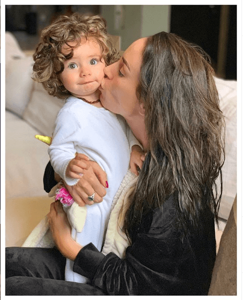 Algo que le encanta lucir a Inés es el cabello ondulado y despeinado de su pequeña, así como sus grandes ojos.