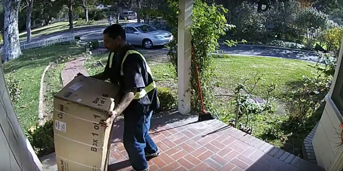 Un hombre fue captado por una cámara de vigilancia cuando se robó una caja grande, que contenía un trampolín, del porche de una casa en South Pasadena, California, a principios de diciembre de 2016.