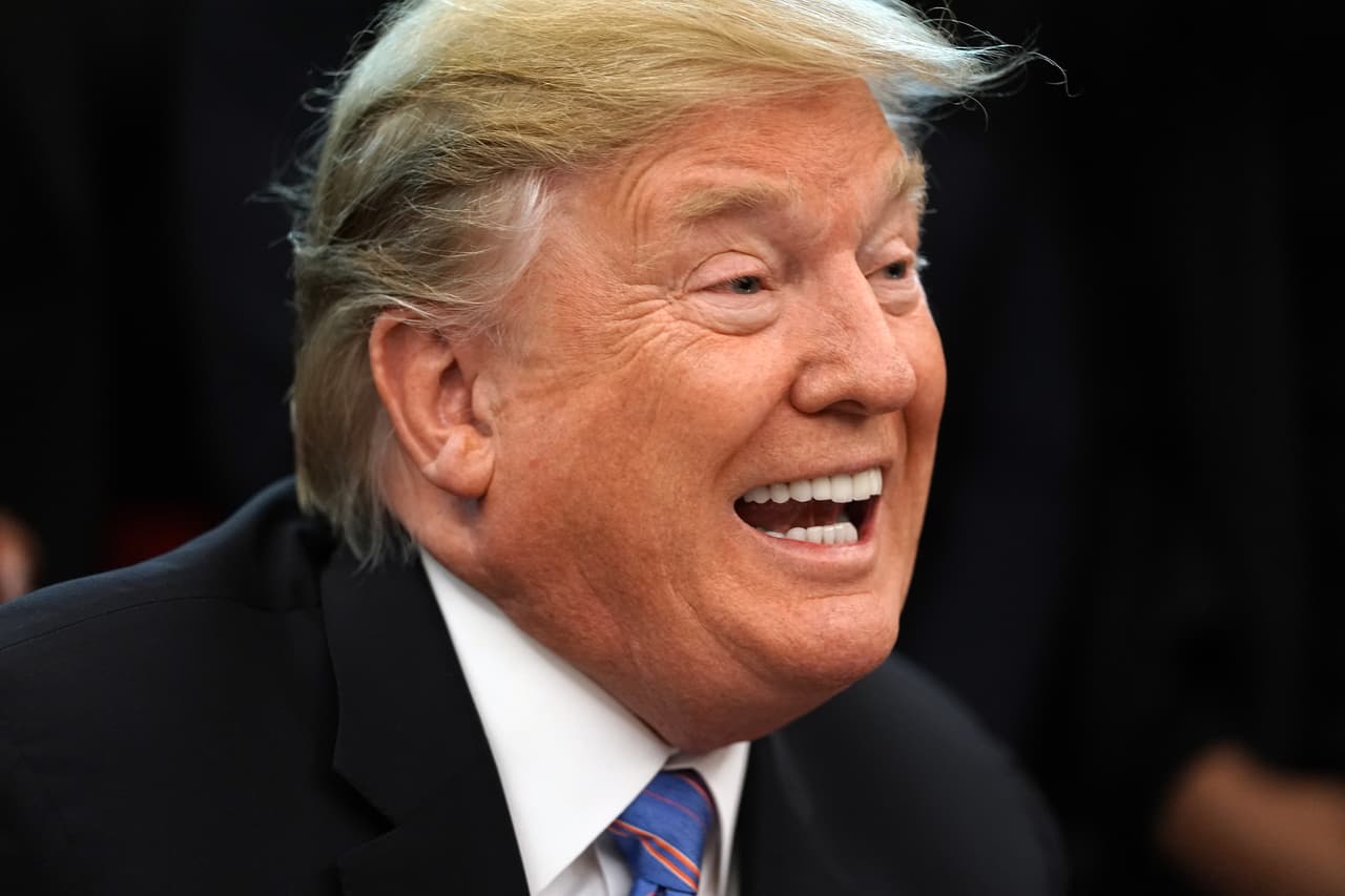 Según una de las mucamas, el color de la piel de Trump viene de un maquillaje que él mismo se aplica y del que debe tener siempre suficiente suministro.