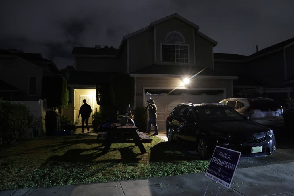 De forma simultánea, reporteros llegaron al domicilio para buscar testigos y más información sobre el perfil del atacante.