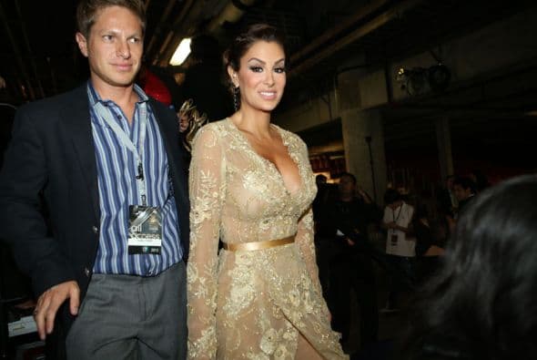 Ninel también podría ser nombrada la reina del backstage. Con este modelito nos presumió su escotazo.