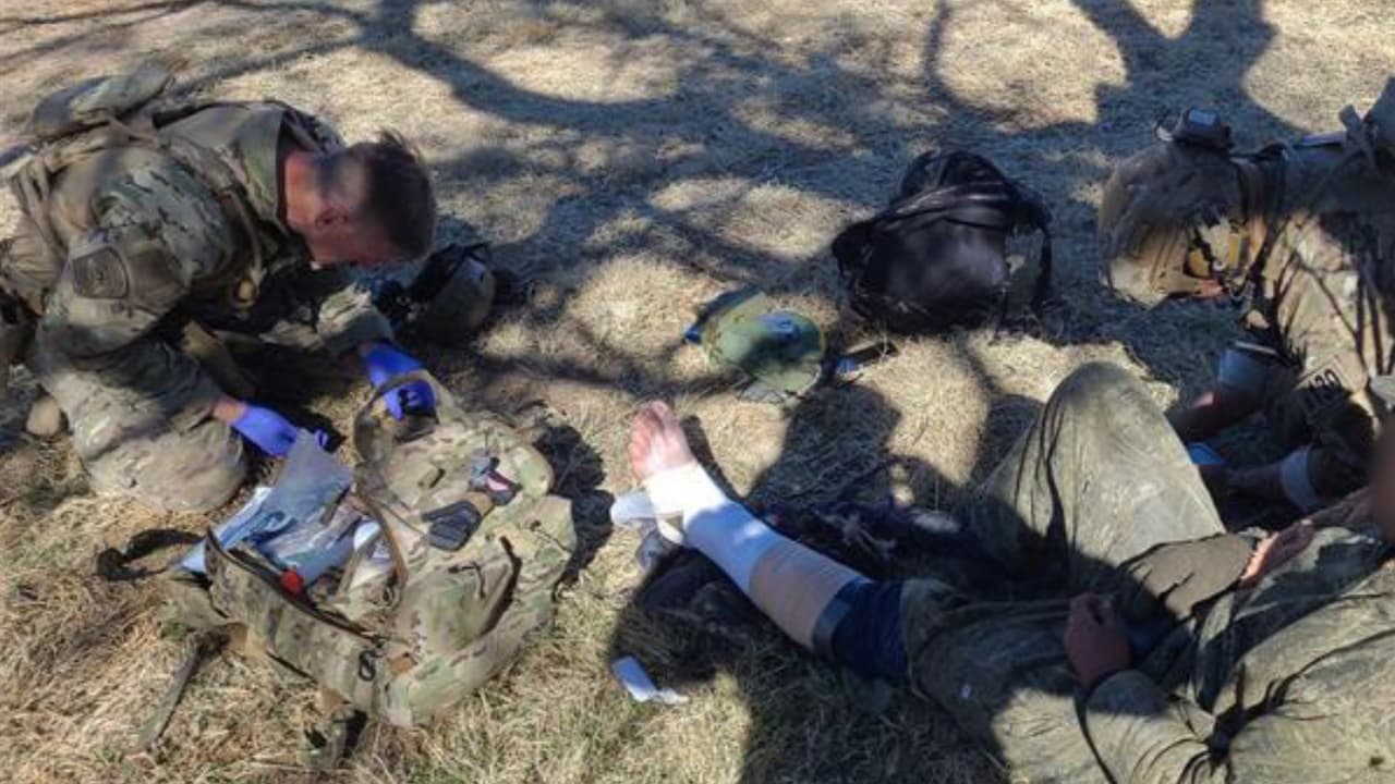 Los agentes localizaron al ciudadano mexicano de 25 años y le brindaron los primeros auxilios en sus heridas.