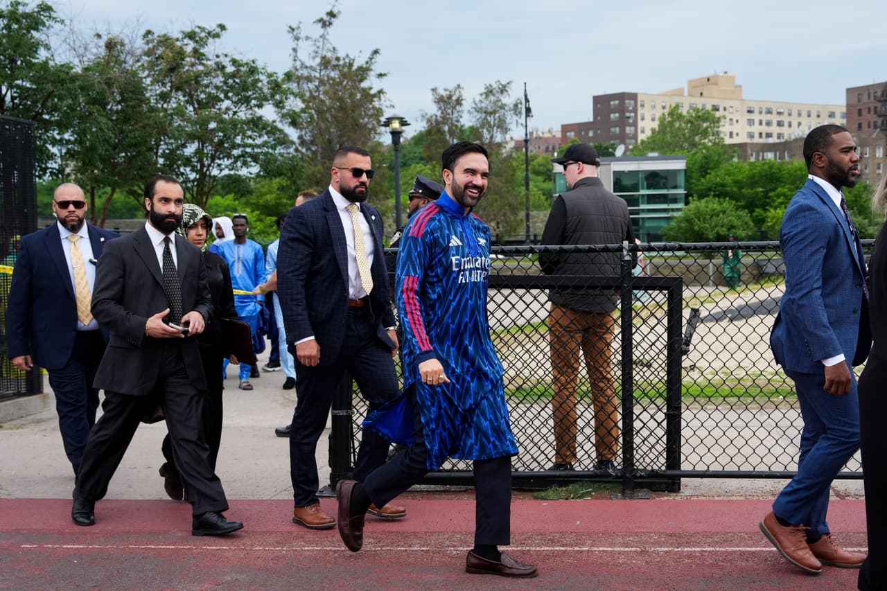 Alcalde de Nueva York celebra su fe con una túnica del Arsenal, campeón tras 22 años de espera