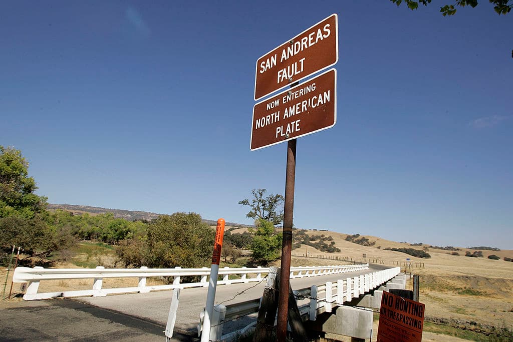 La falla de San Andrés se extiende a largo de aproximadamente 800 millas (1,300 kilómetros) por el estado de California.