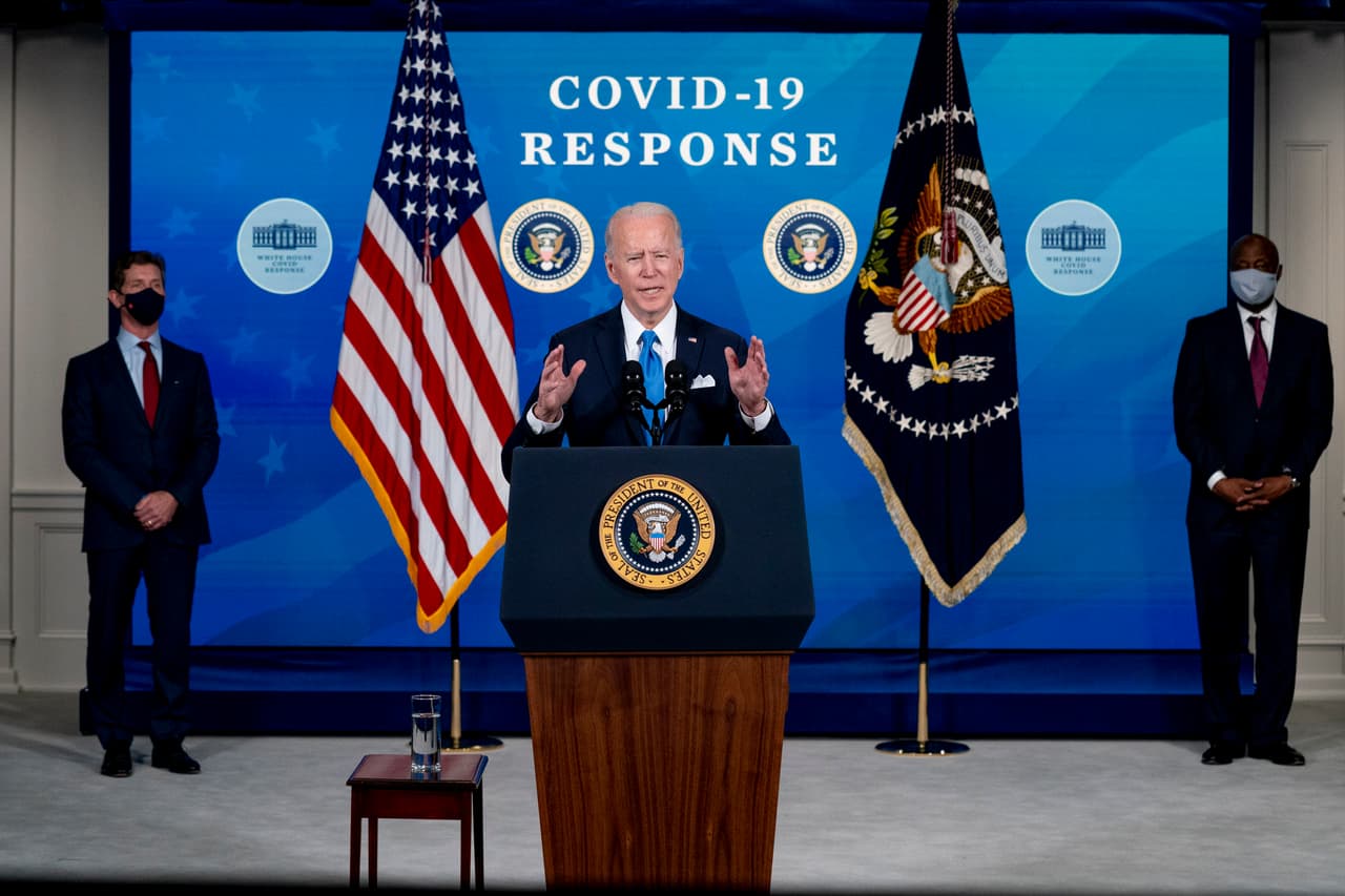 <b>10 de marzo de 2021. El presidente Biden anunció un acuerdo entre la compañía Johnson & Johnson y su rival comercial, Merck. </b>
<br>
<br>Merck podrá
<a href="https://www.univision.com/noticias/politica/joe-biden-promete-adultos-vacunas-finales-mayo"><u>fabricar y distribuir la inmunización creada por Johnson & Johnson</u></a>. Con esta medida la administración Biden prevé que a finales de mayo toda la población estadounidense que así lo quiera estará vacunada contra el covid-19.