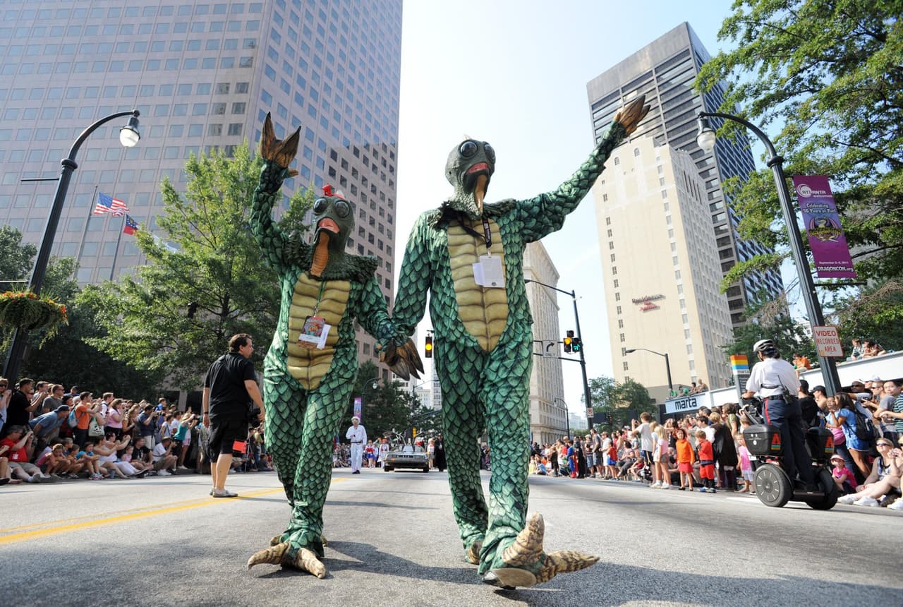 <b><a href="https://www.dragoncon.org/about/?discoveratlanta">Dragon Con 2022 (3 al 5 de septiembre).</a></b> Dragon Con es la convención de cultura pop multimedia más grande que se centra en la ciencia ficción y la fantasía, los juegos, los cómics, la literatura, el arte, la música y el cine en el universo, y el mejor lugar para celebrar todas estas cosas con otros fanáticos en el fin de semana del Día del Trabajo en Atlanta. La entrada deja asistir a todos los eventos y puedes ver el desfile gratis.