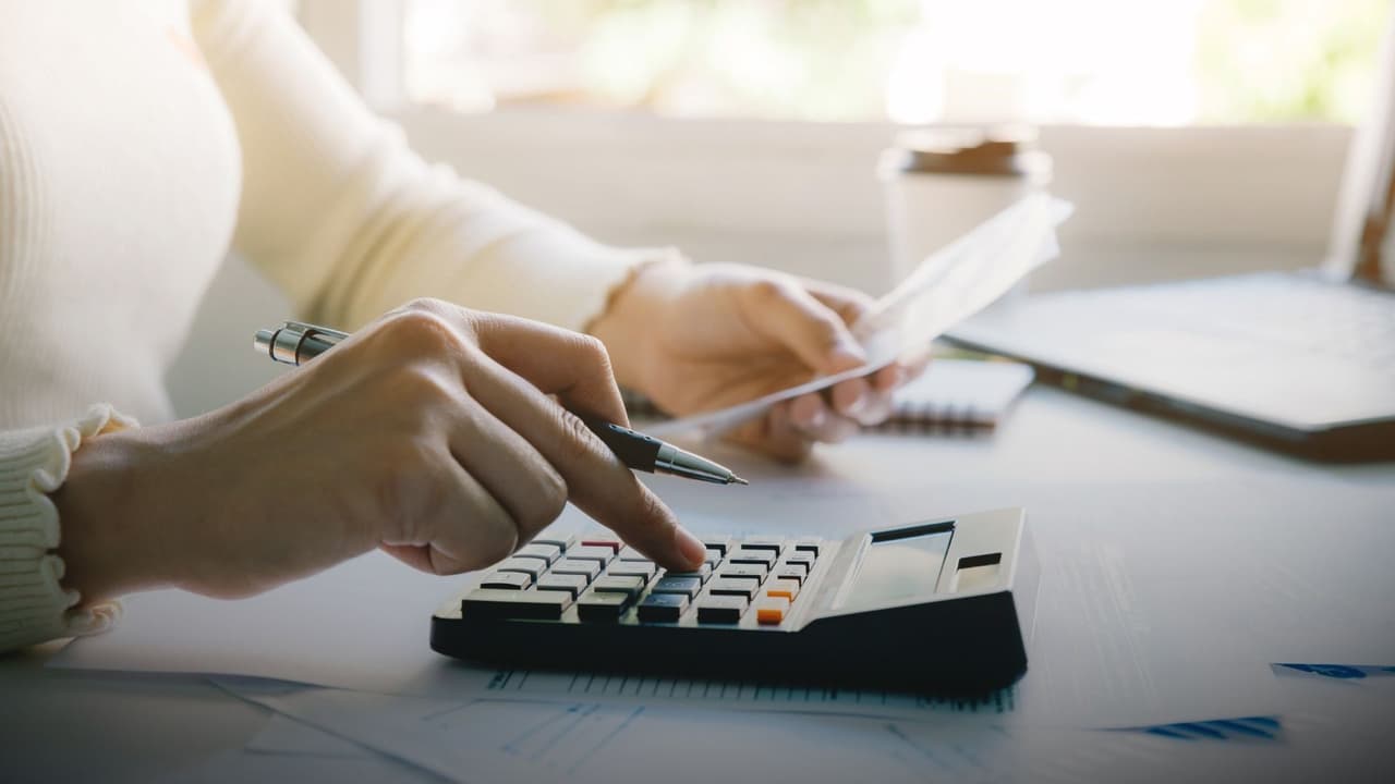 La carta llega, o el correo:
<b> la póliza se renueva y el número vuelve a subir. </b>
<br>A muchas personas en Dallas - Fort Worth y el norte de Texas les está pasando, en renovaciones de 2025 y comienzos de 2026. 
<br>Los datos oficiales más recientes y completos sobre cambios de tarifas corresponden a 2024. 
<br>Aun así, 
<b>sus efectos siguen vigentes hoy. </b>
<br>Según
<a href="https://www.tdi.texas.gov/" target="_blank">el Departamento de Seguros de Texas (TDI)</a>, 
<b>las tarifas promedio del seguro de vivienda subieron casi 19%</b>, después de haber aumentado más de 21% en 2023. 
<br>En el seguro de auto, los incrementos fueron cercanos a 24% en 2022 y 25% en 2023. 
<br>👉🏻 En 2024, 
<b>el ritmo bajó alrededor de 4.8%.</b>