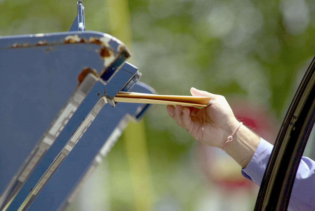 <h3 class="cms-H3-H3">SB-774: Requerimientos éticos para funcionarios públicos</h3>
<br>
<br>La ley obliga a alcaldes y funcionarios municipales electos a que "
<b>presenten una declaración pública completa en el momento de asumir; exigir a los comisionados de agencias de redesarrollo comunitario que completen una capacitación ética anual; exigir a funcionarios locales específicos y miembros de la Comisión de Ética que presenten declaraciones públicas completas</b>; eliminar la prohibición de incluir una declaración de impuestos federales sobre la renta o una copia de la misma en una declaración financiera; aumentar la pena civil máxima permitida por ciertas violaciones relacionadas con declaraciones de divulgación financiera".