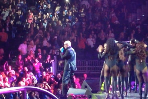 Con el US Airways completamente repleto, Pitbull y Enrique Iglesias hicieron retumbar el centro de Phoenix con un tremendo fiestón que duró más de 3 horas.En el concierto, estaban presentes celebridades como Jessica Cediel del Gordo y La Flaca y William Valdes de Despierta America, entre otros. Durante el show, los fans enloquecieron y corearon los éxitos de ambos artistas. Enrique Iglesias, hasta saltó del escenario para interactuar con su público y tomarse selfies con ellos.