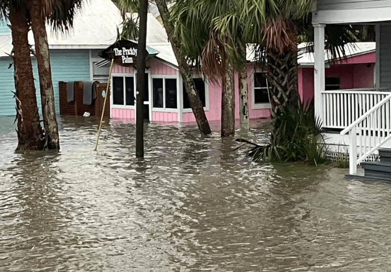 Viviendas y negocios en la ciudad de 
<b>Cedar Key</b> amanecieron inundados este lunes 5 de agosto, durante 
<b><a href="https://www.univision.com/local/tampa-wvea/huracan-debby-cortes-de-energia-vuelos-cancelados-aeropuertos?333" target="_blank">el paso del huracán Debby por el norte y centro de Florida</a></b>.