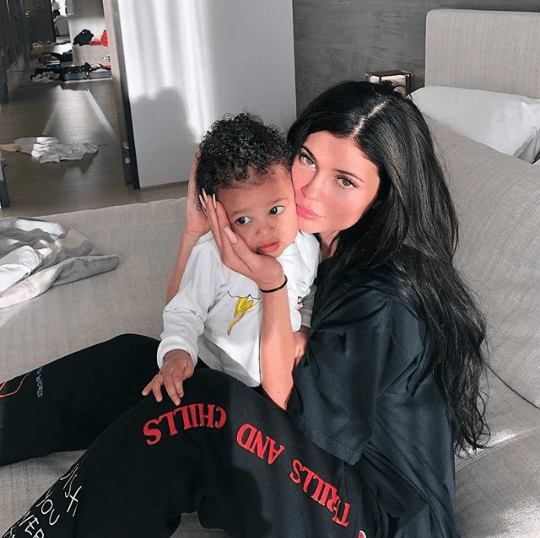 Kylie Jenner, de 21 años de edad, es la menor de las dos hijas que Kris y Bruce Jenner tuvieron. En abril de 2017 Kylie inició una relación con el rapero Travis Scott y con él tuvo una hija llamada Stormi Webster, el 1 de febrero de 2018.
