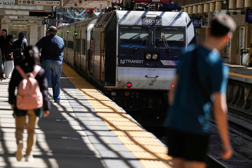 La paralización, que comenzó el viernes, interrumpió las rutas al aeropuerto de Newark y el servicio a través del río Hudson hacia Nueva York, marcando la primera huelga de transporte público en New Jersey desde hace más de 40 años.