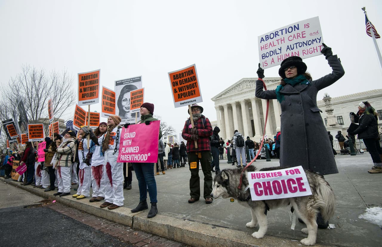 Manifestantes defensores del derecho al aborto protestan frente a la Corte Suprema.