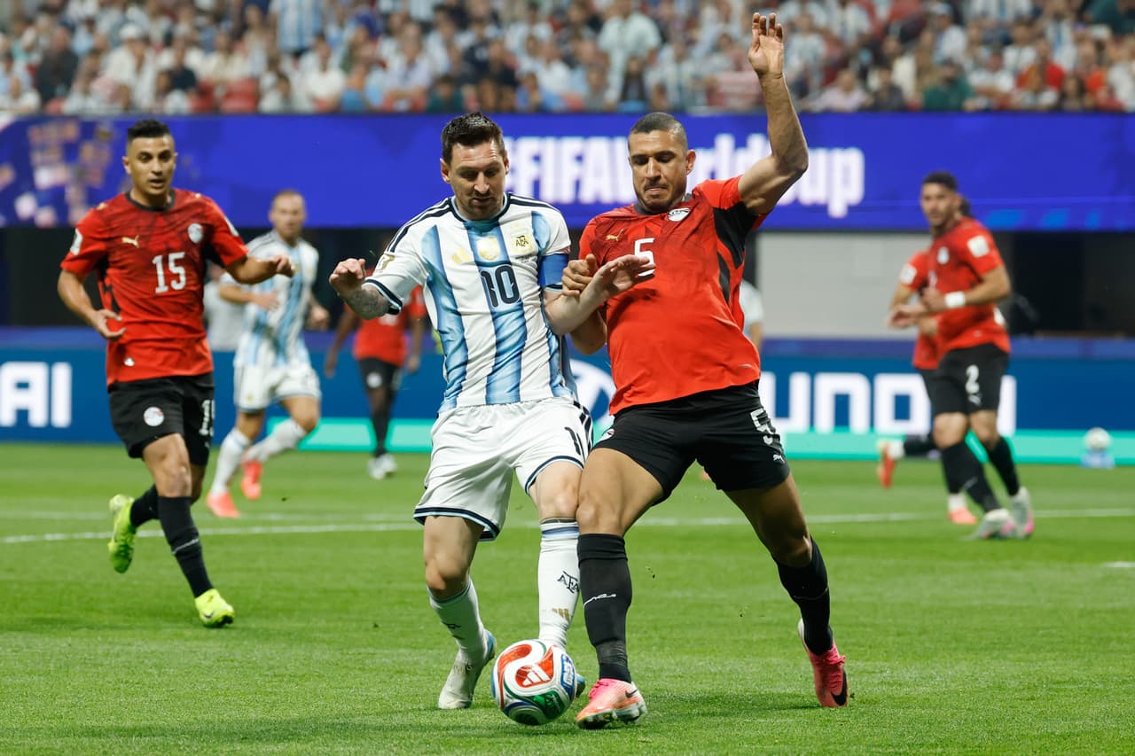 Lionel Messi (10) de Argentina y Ramy Rabia (5) de Egipto, a la derecha, luchan por el balón durante el partido de octavos de final de la Copa Mundial entre Argentina y Egipto en Atlanta, el martes 7 de julio de 2026.