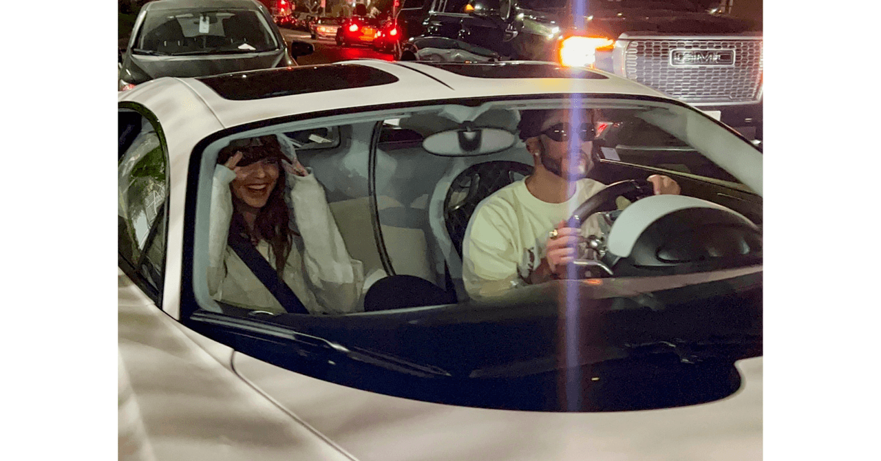 Bad Bunny y Kendall Jenner en el Bugatti del reggaetonero