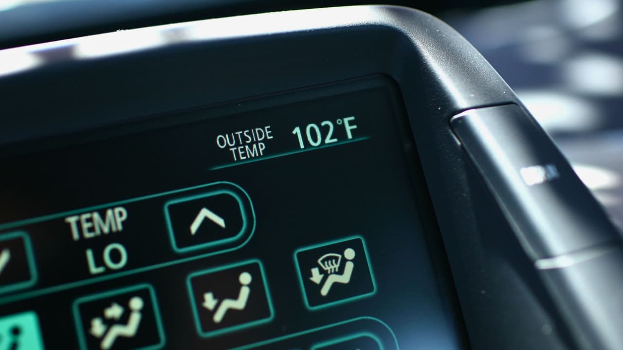 <b>Manejo del aire acondicionado: </b>Utilicen el aire acondicionado de manera prudente, manteniéndolo a 
<b>una temperatura moderada alrededor de 66 °F para evitar el sobrecalentamiento del vehículo</b>. No activen el aire acondicionado de inmediato al arrancar el auto; 
<b>esperen unos minutos para permitir que el motor se caliente adecuadamente</b>.