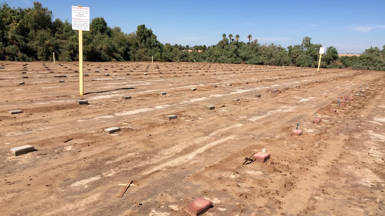 En un lote con tierra movediza a trás del cementerio principal esta el lugar donde descansan cientos de inmigrantes.