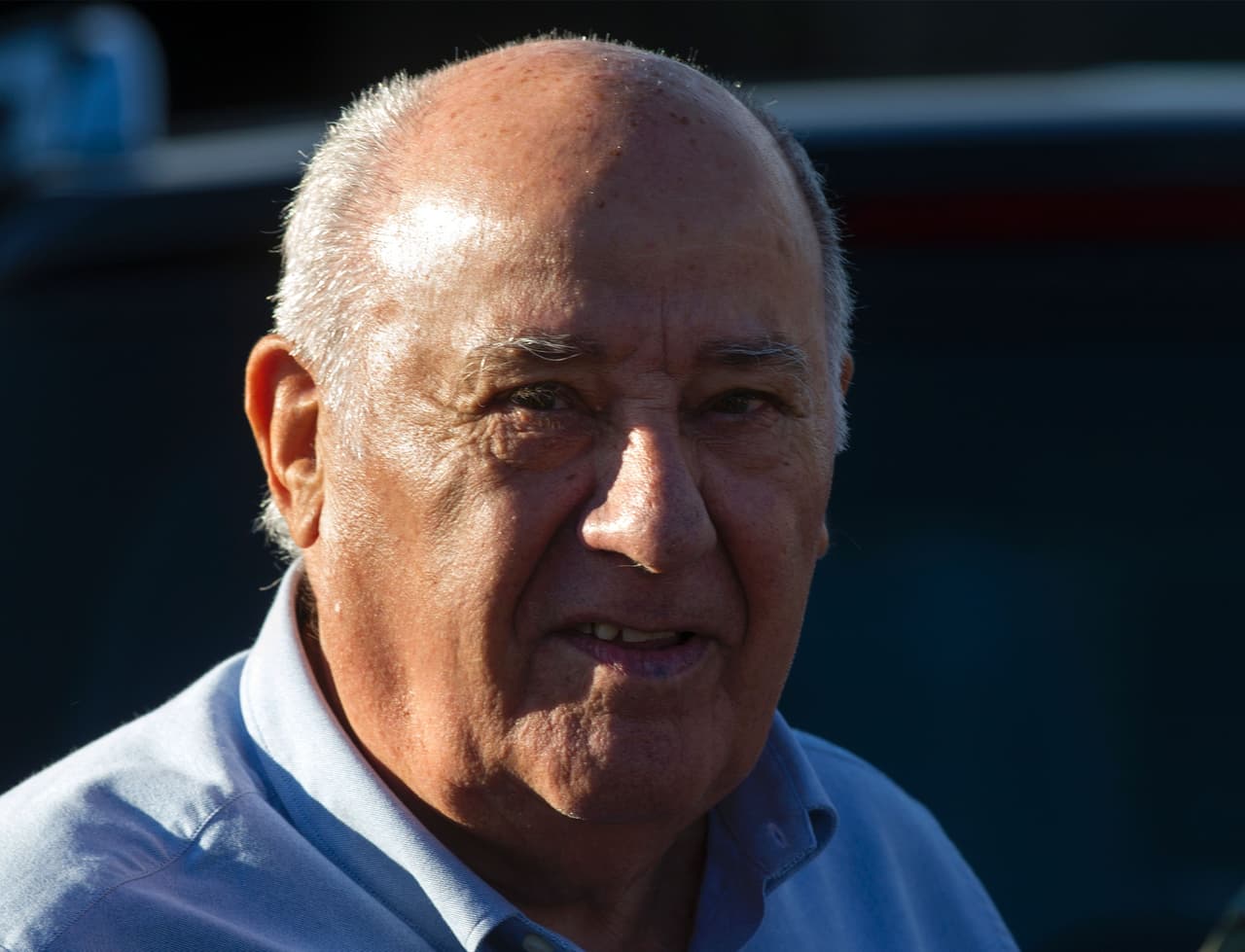 <b>5- Amancio Ortega, 81 años, español. Fortuna: 74.8 mil millones de dólares.</b> Es el dueño del 59% de Inditex, el minorista de ropa más grande del mundo cuya marca más famosa es Zara, además de poseer bienes raíces de lujo con los que opera en varios países.