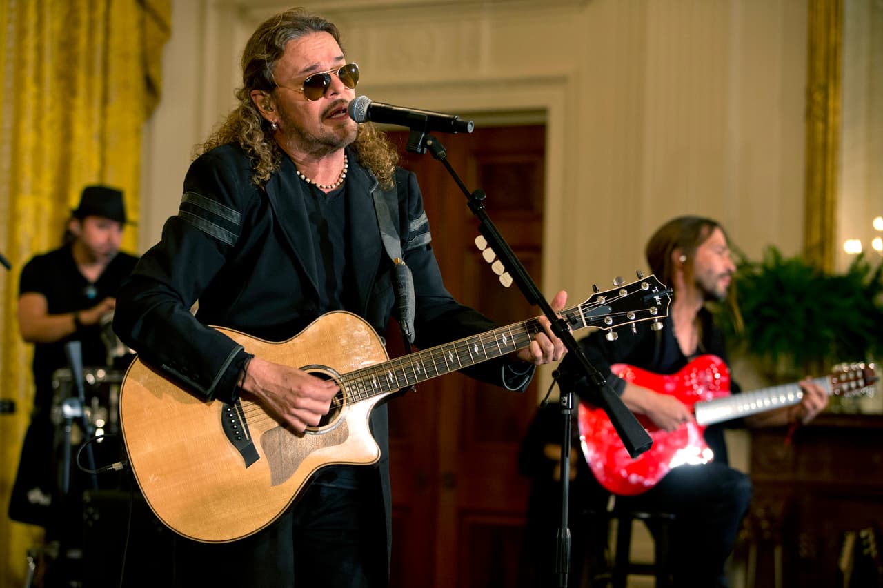 La banda mexicana de rock Maná toca en la Casa Blanca en Washington el jueves 5 de mayo del 2016, como parte de las celebraciones del Cinco de Mayo. El Banco Interamericano de Desarrollo (BID) y la banda de rock mexicana Maná convocaron el martes 10 de mayo a un concurso para crear un video que promueva la protección del medio ambiente. (AP Foto/Jacquelyn Martin)