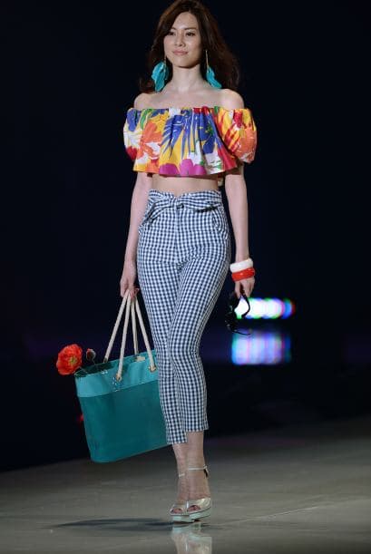 Otra opción para esta primavera es buscar un 'top bardot' con un estampado colorido y hacer un 'mix and match' con un pantalón como el de la modelo con otro estampado más neutral.