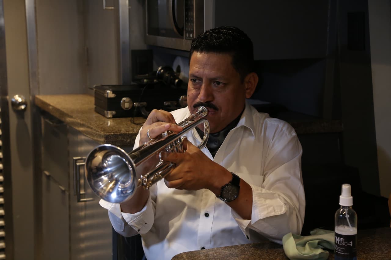 Una vez el bus llega a su destino final, la acción comienza para los integrantes de El Recodo, quienes empiezan a ensayar los instrumentos y a ultimar cada detalle para subir al escenario y complacer al público.