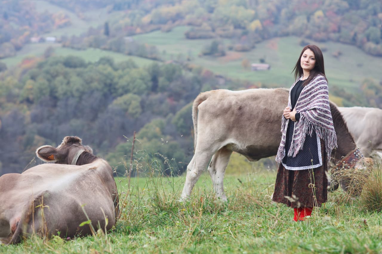 A través de una serie de retratos, Sara desea que las mujeres se sientan bien con ellas mismas. Pues busca plasmar la hermosura que habita en cada una de ellas. | Anika - Monno, en los Alpes,
<a href="http://www.questforbeauty.co/italy-thealps#0">Italia</a>, octubre 2015.