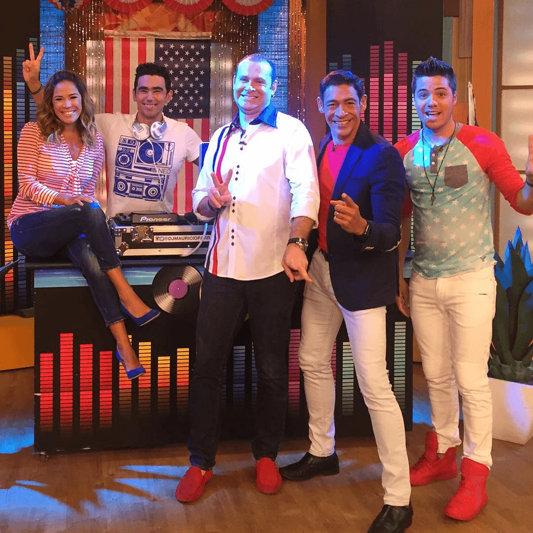 Buenos días hoy celebramos el 4 de Julio aquí en casa! Ya estamos listo para alegrar tu mañana.