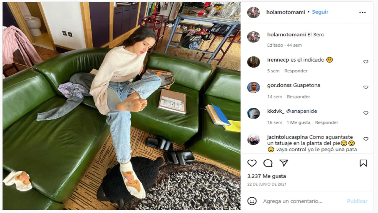 Rosalía tiene un tatuaje en el pie con las letras 'RR'.